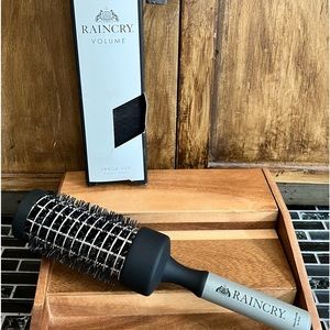 RAINCRY Volume Magnesium Volumizing Brush, Large 2.2" - New In Box